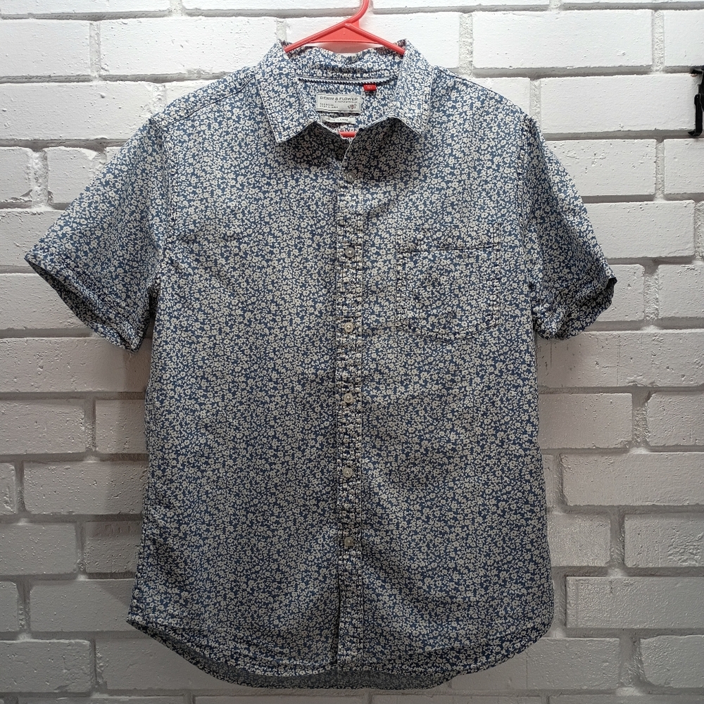Denim & Flower Size L Short Sleeve Slim Fit Blue & White Flower Button Down